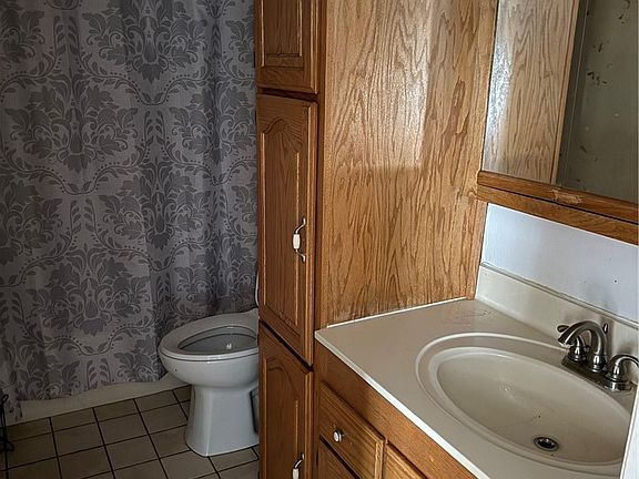 4th image of 520 Williams St