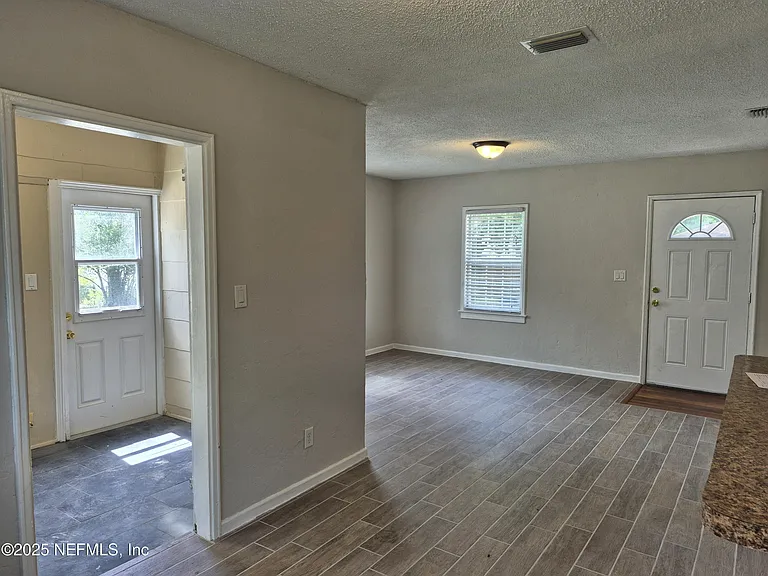 4717 Cambridge Rd — Photo 4