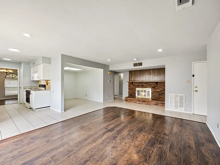 2933 Silverdale Ln — Photo 6