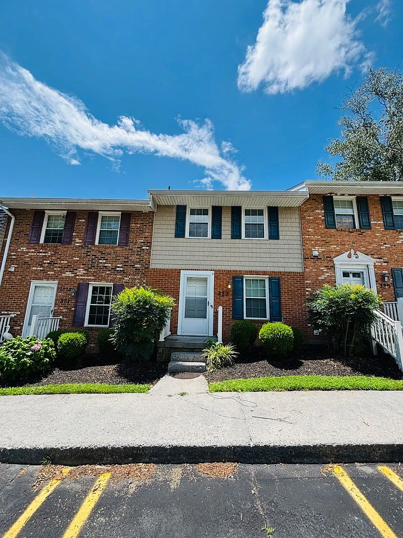 2 Bedroom, 1.5 Bath Townhouse — Photo 3
