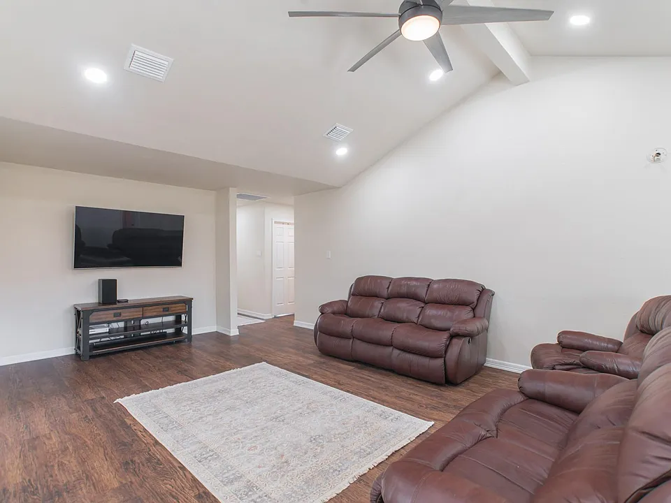 4913 Deerwood Cir