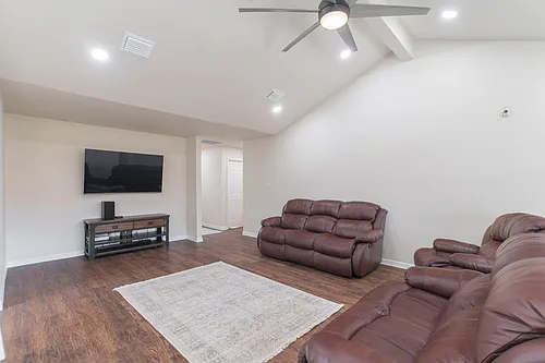 4913 Deerwood Cir Photo 1