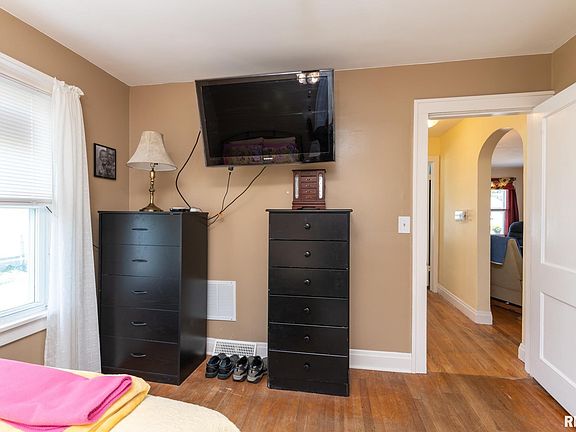 2nd image of 2837 Cody St
