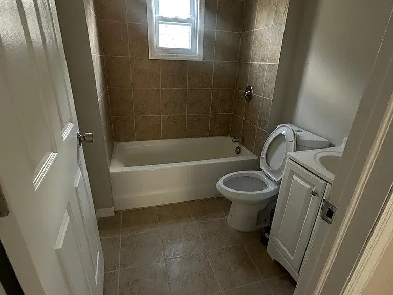 186 N 17th St #2 — Photo 6