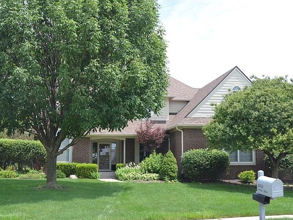 Located on a cul de sac lot in quiet custom subdivison of Ashbrooke.