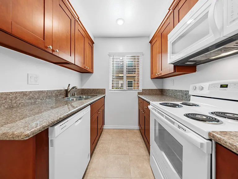 Los Patos Apartments — Photo 32