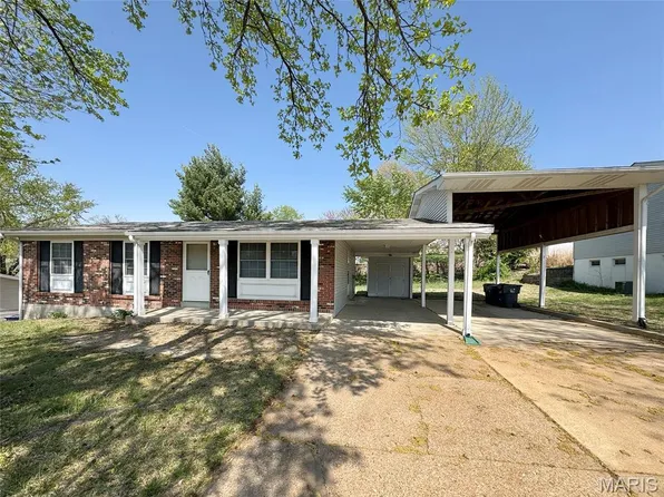 12761 Spanish Village Dr, Bridgeton, MO 63044