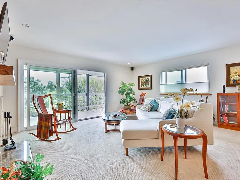 1524 Ynez Pl — Photo 2