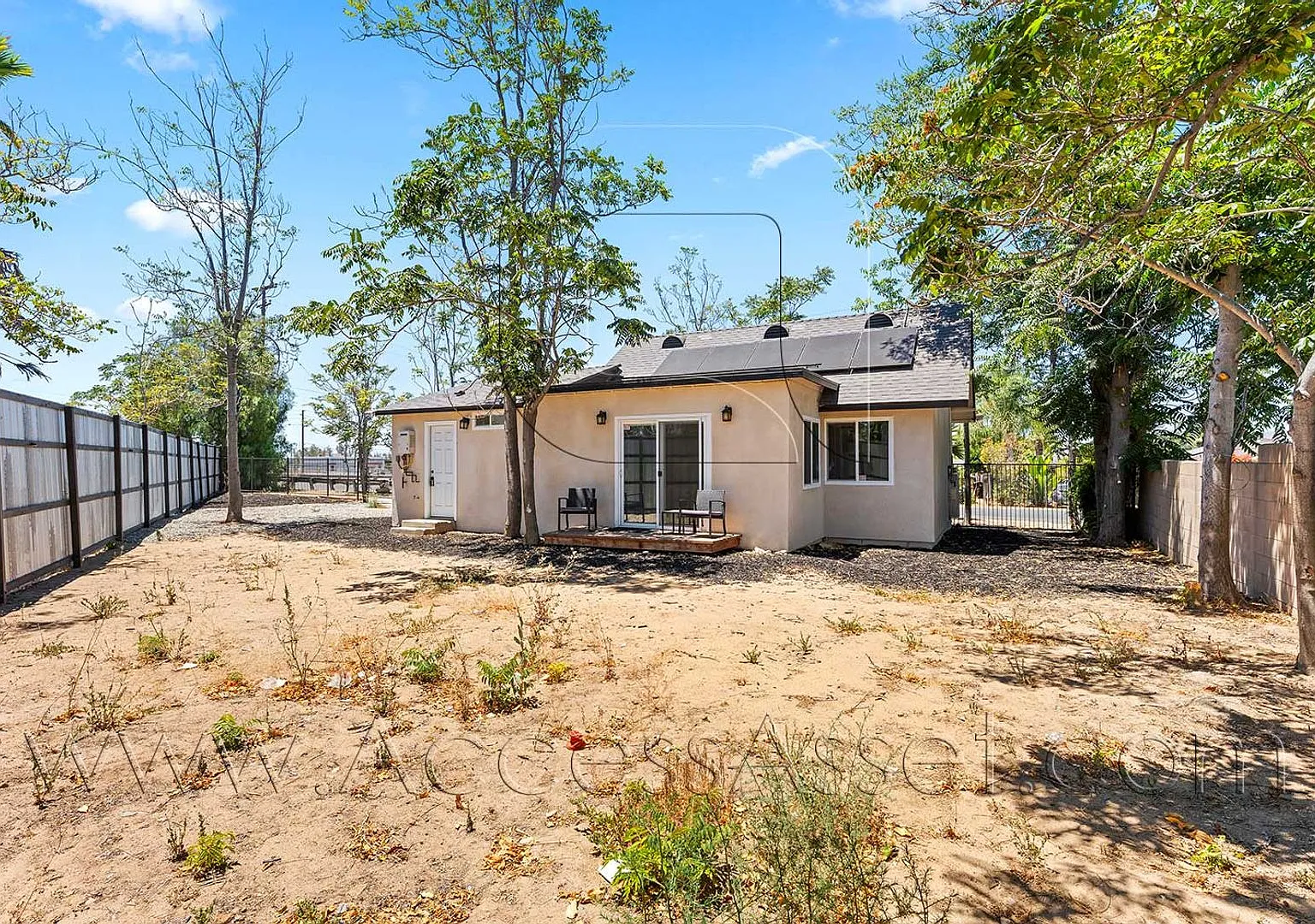 Comfortable 3 Bedroom Home with Private Backyard in Riverside — Photo 3