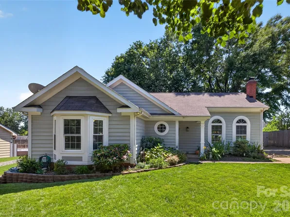 907 Gretna Green Dr, Charlotte, NC 28217