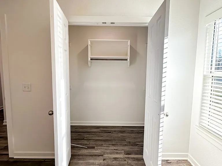 325 Westbrook Ct — Photo 15