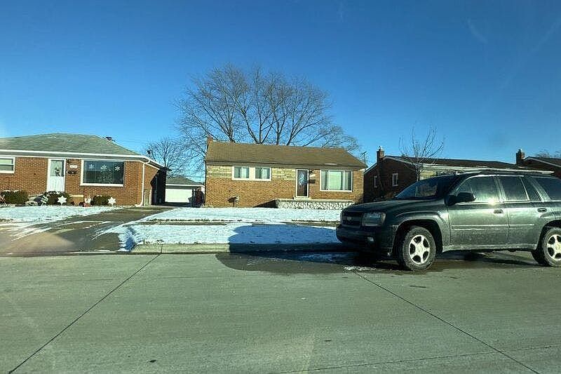 1st image of 24564 Johnston Ave
