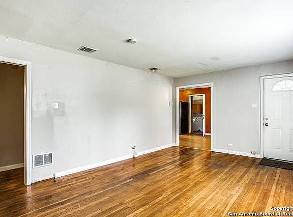 3rd image of 406 Senisa Dr