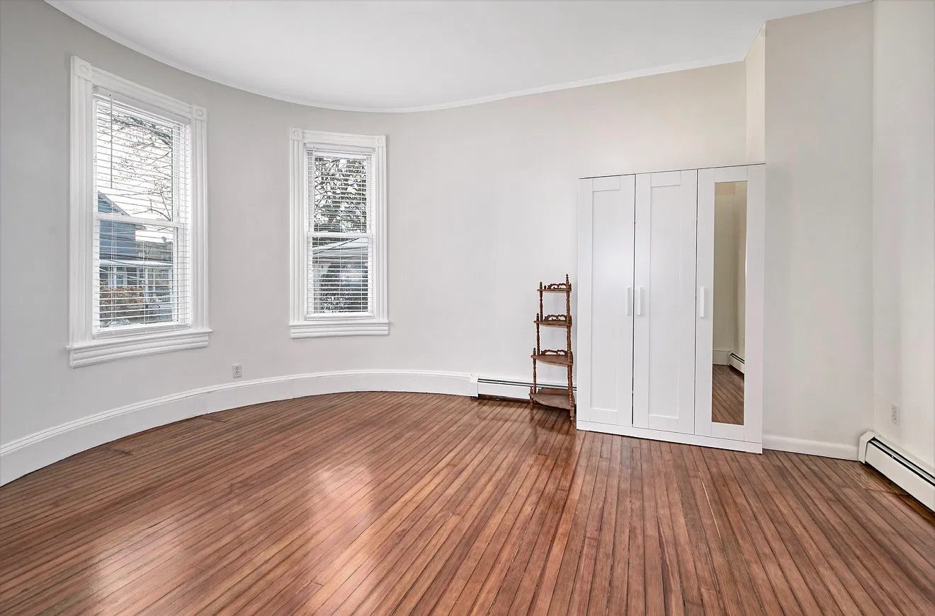 3 bed, 914 sqft, $3,950 — Photo 2