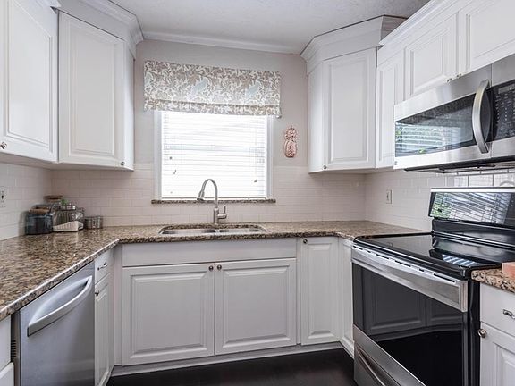 5th image of 3947 Helena St NE