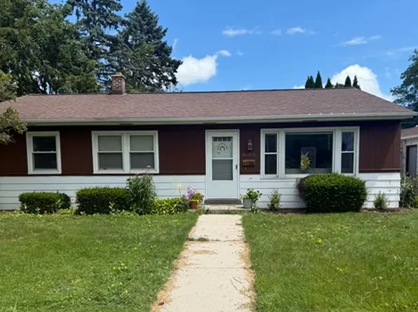 W67N756 Evergreen Blvd, Cedarburg, WI 53012