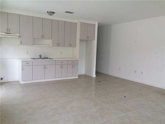 3rd image of 915 NW 23rd Ct