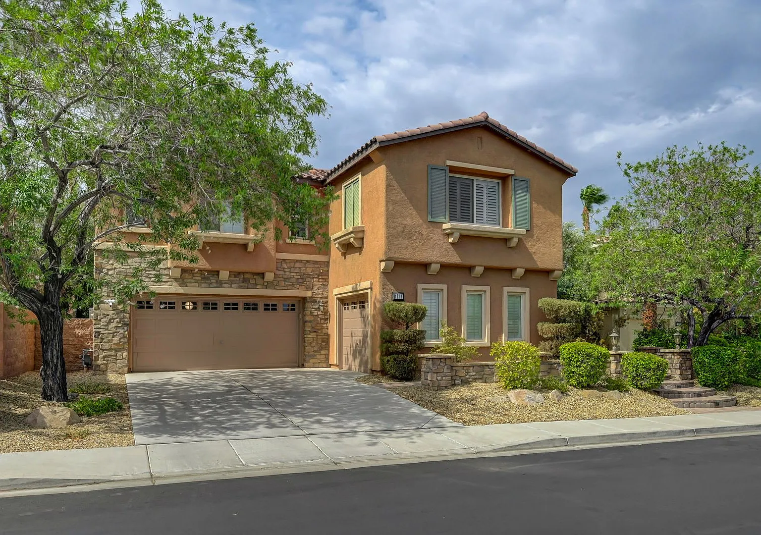 5 Bedrooms all with attached bathrooms! Pool & Spa!! Upgrades Galore! — Photo 2