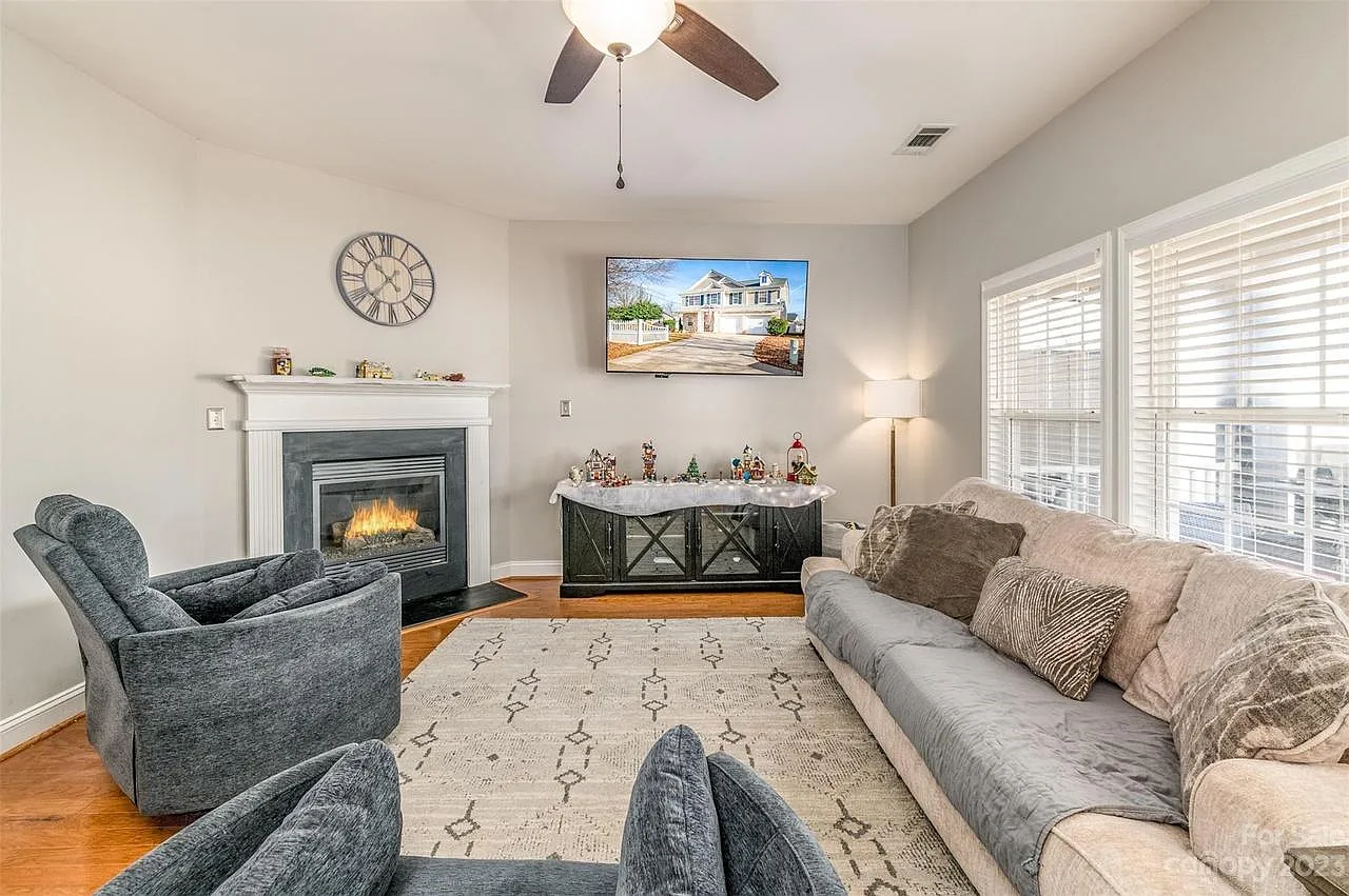 5 bed, 2.5 bath, 3101 sqft, $2,950 — Photo 3