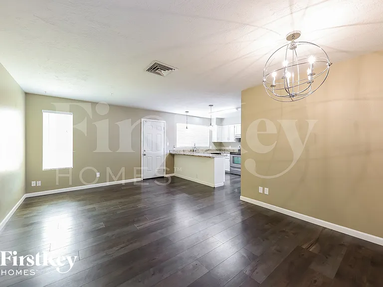 2915 W Danbury Dr — Photo 4