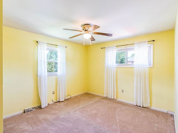 5th image of 418 Wallace Ct