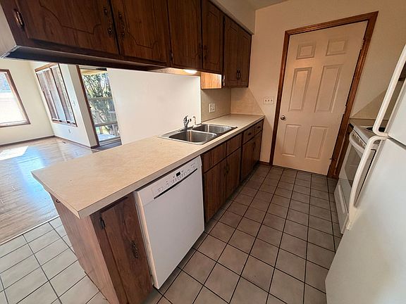 5th image of 518-520 E Jewett Pl #518