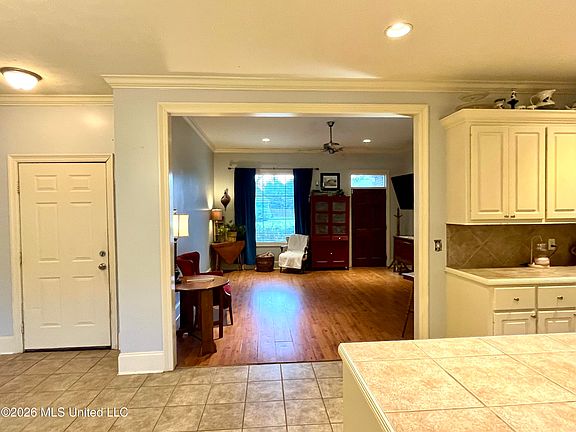 4th image of 211 Tucker Dr