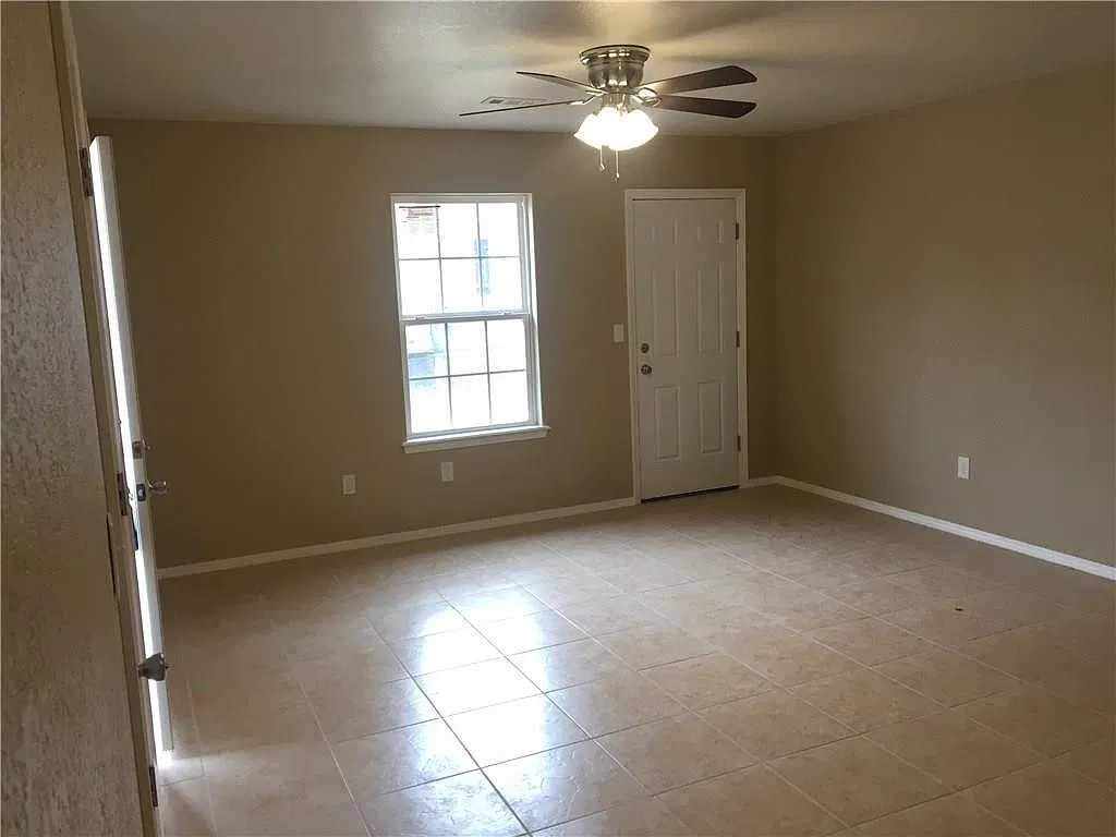 910 B Crutcher — Photo 2