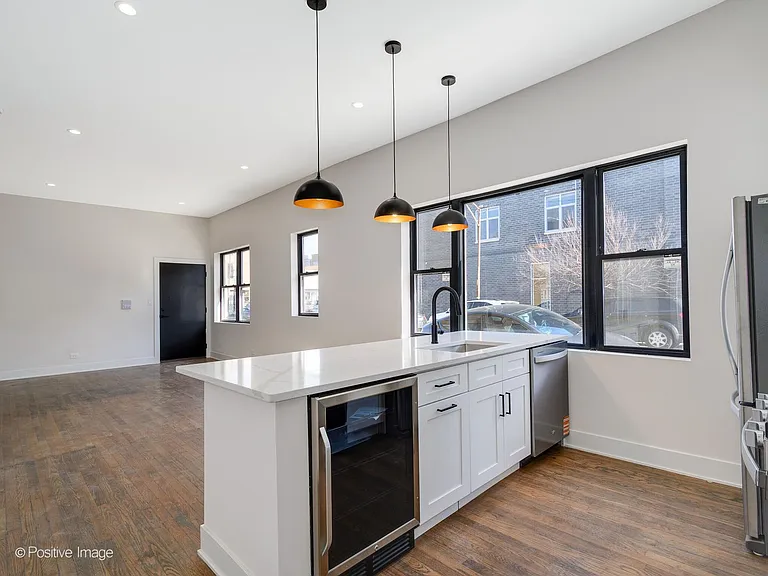 846 N Ashland Ave — Photo 2
