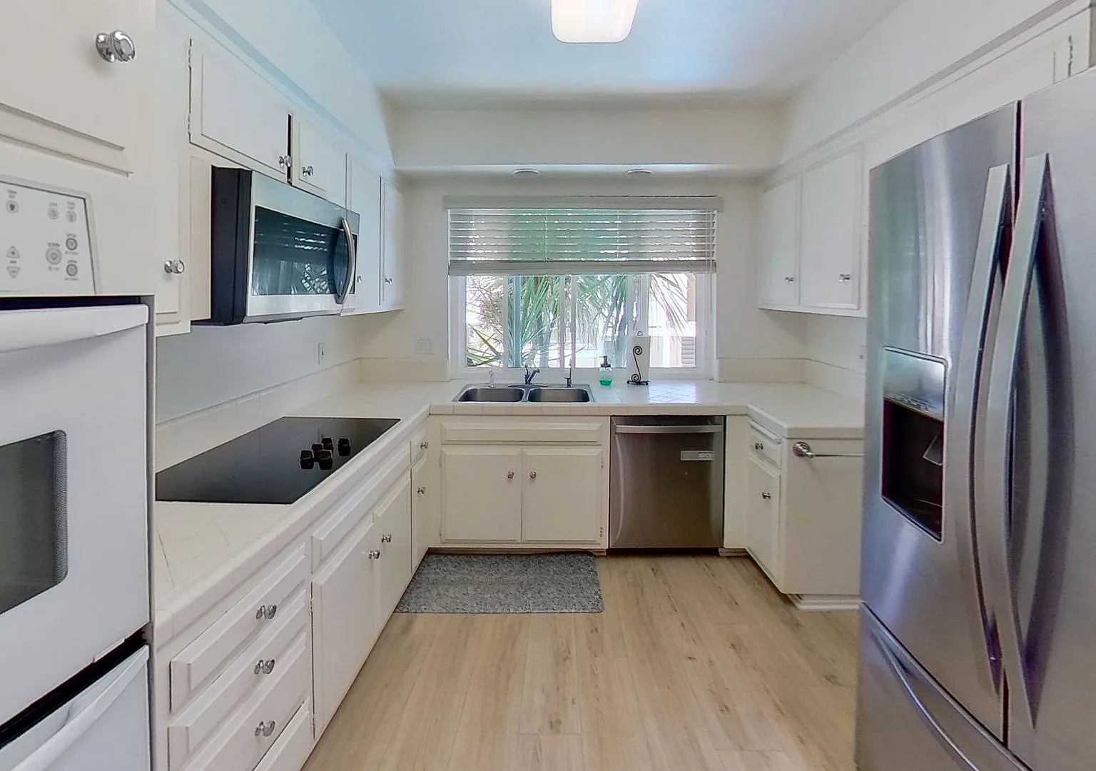 Upstairs 2 Bed / 2 Bath San Roque Condo w/ private W/D! — Photo 1