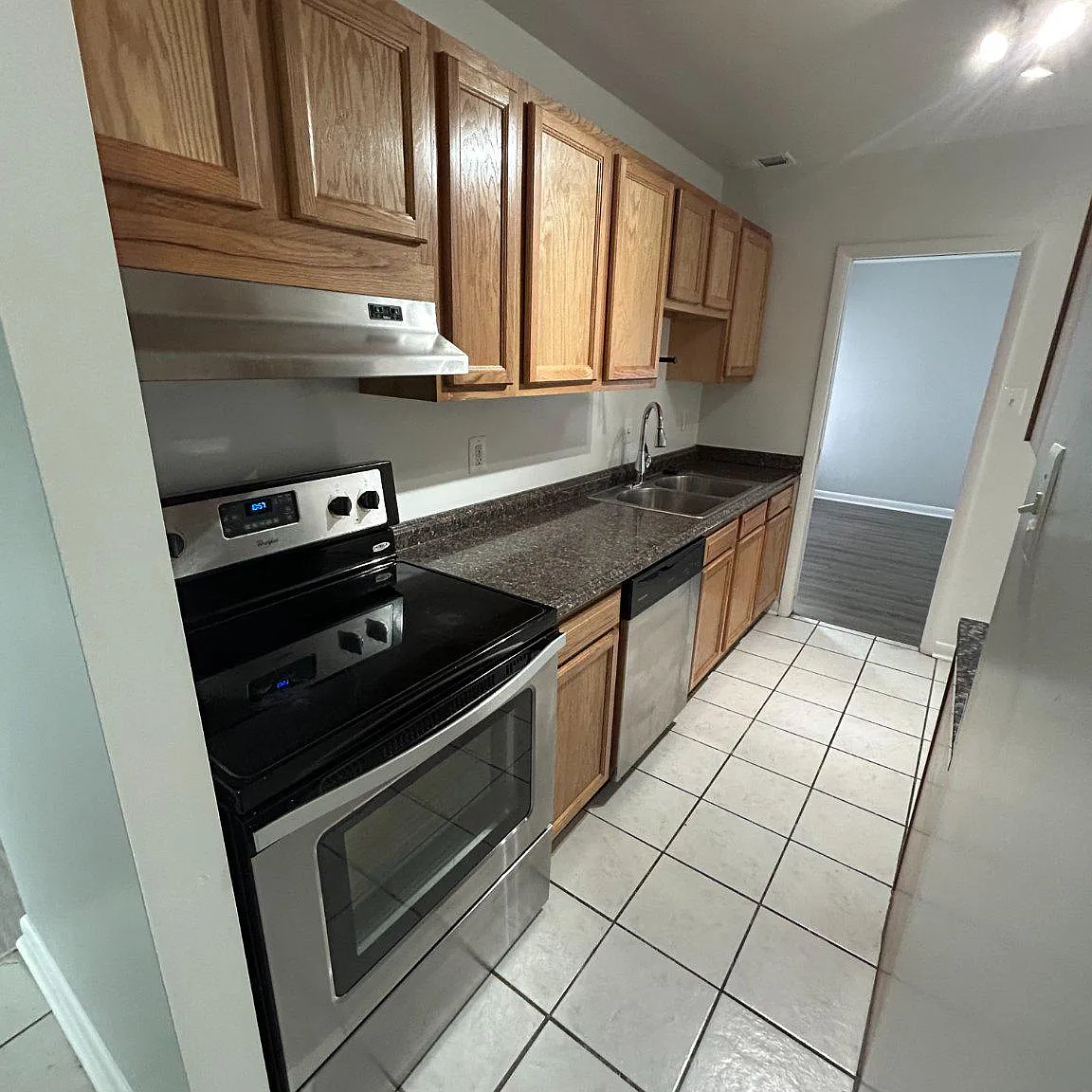 2 bed, 2.0 bath, 907 sqft, $1,949 — Photo 2