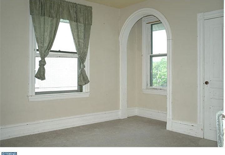 2nd image of 27 Centre Ave APT 2