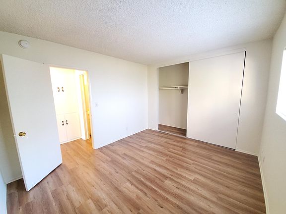 3rd image of 10915 Morrison St #4