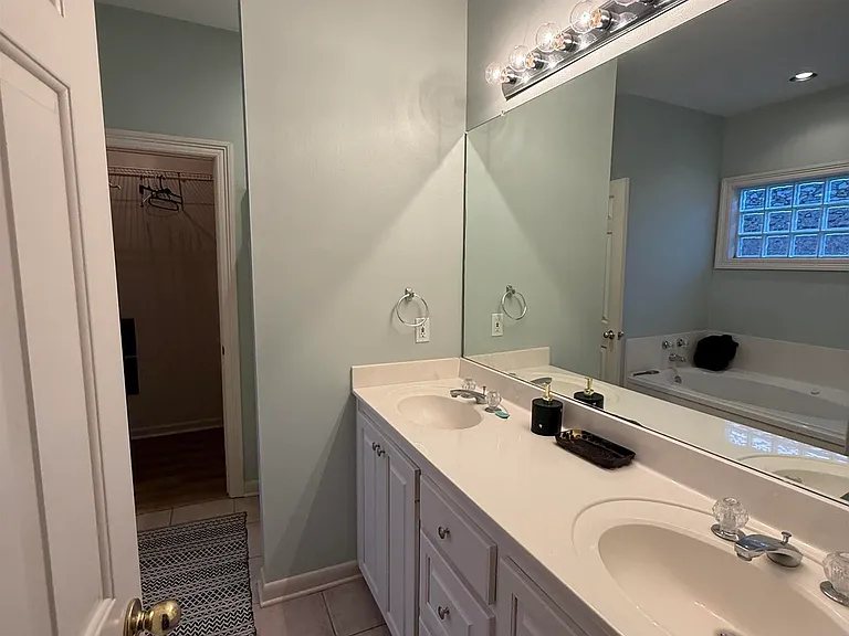 5545 Ducros Dr — Photo 6
