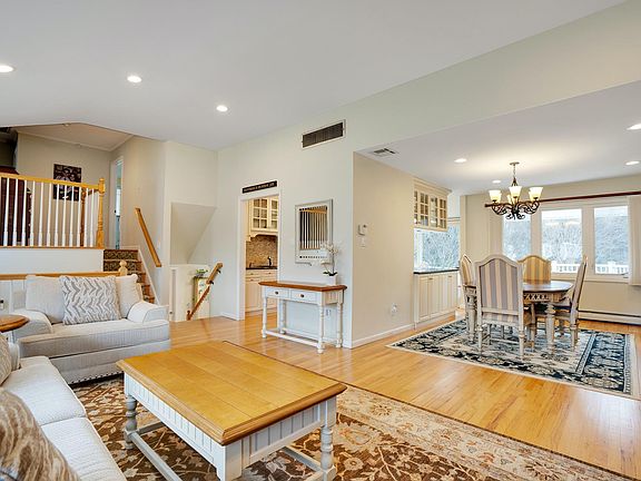 3rd image of 2 Fair Ln