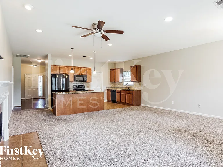 1092 Fairbank Ln — Photo 3