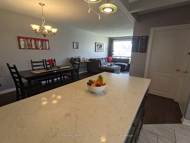 15 Thorncroft Cres — Photo 4