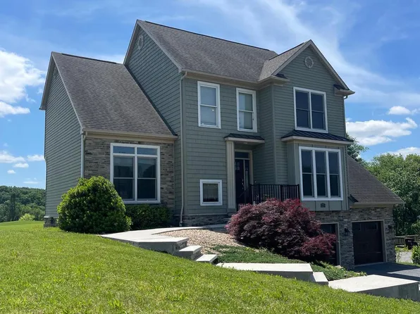 2238 Castlegreen Dr, Greencastle, PA 17225