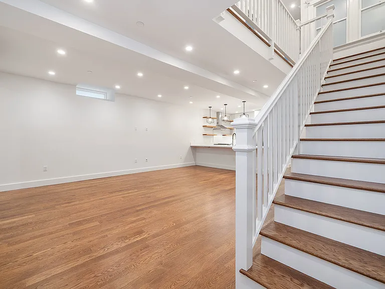 547 Union St — Photo 38