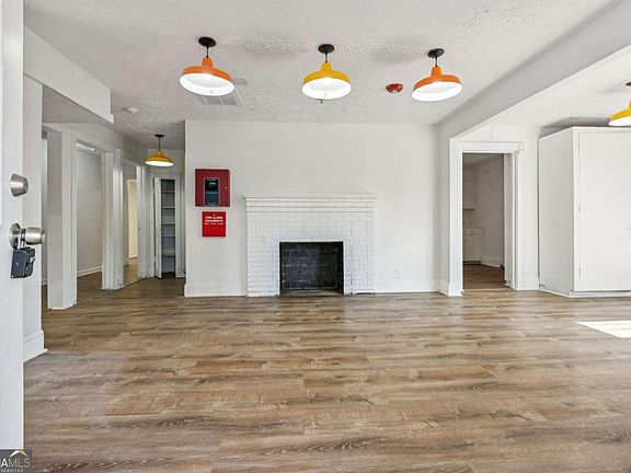 3rd image of 824 Temple Rd
