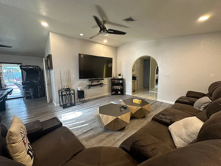 1505 Hialeah Dr — Photo 39