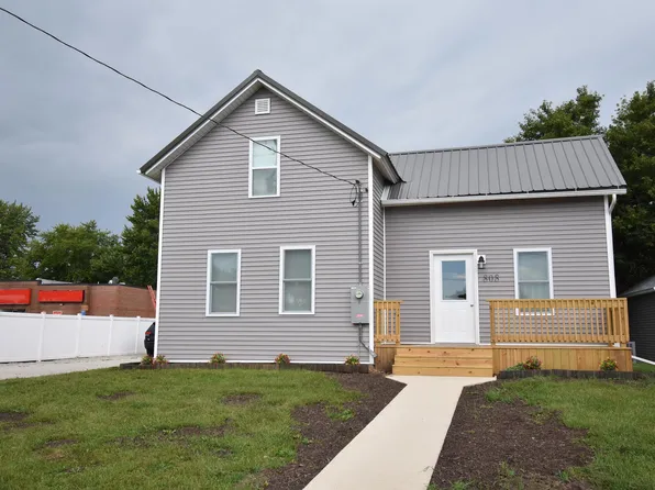 808 1st St W, Independence, IA 50644