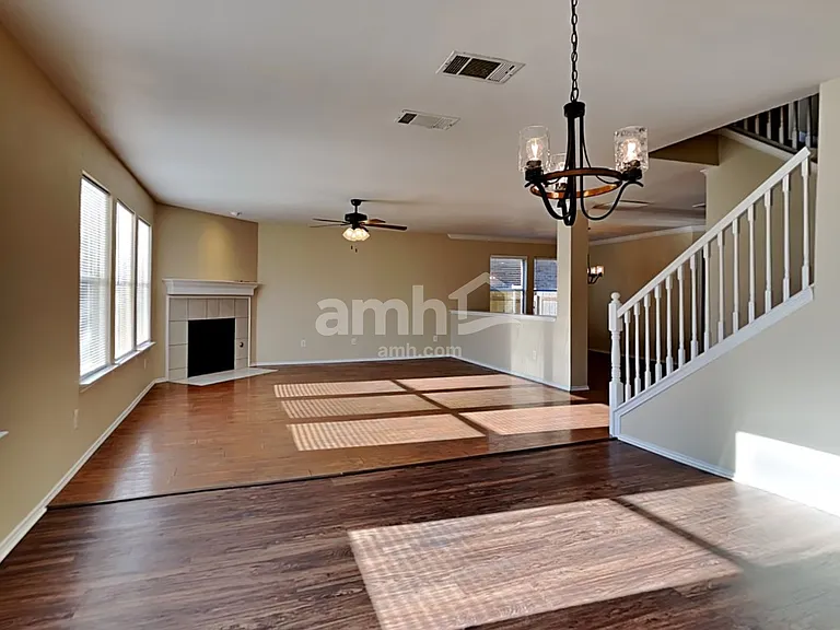 421 Hackberry Dr — Photo 5