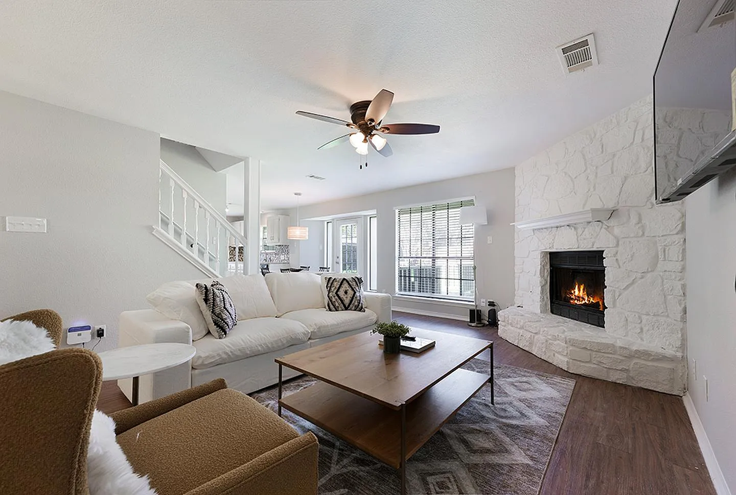 Elegant stone-front home in prime Round Rock location Move-in ready! — Photo 1