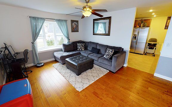 2nd image of 144 W Stevenson Dr