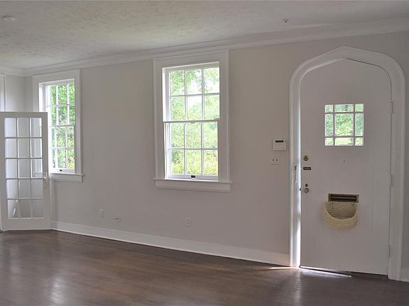 3rd image of 609 Thorn Pl