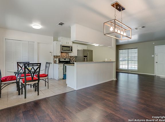 5th image of 7310 Leading Oaks St