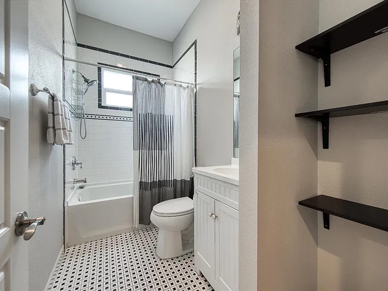708 S 22nd St — Photo 24