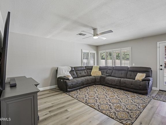 4th image of 704 E WINDSOR Drive