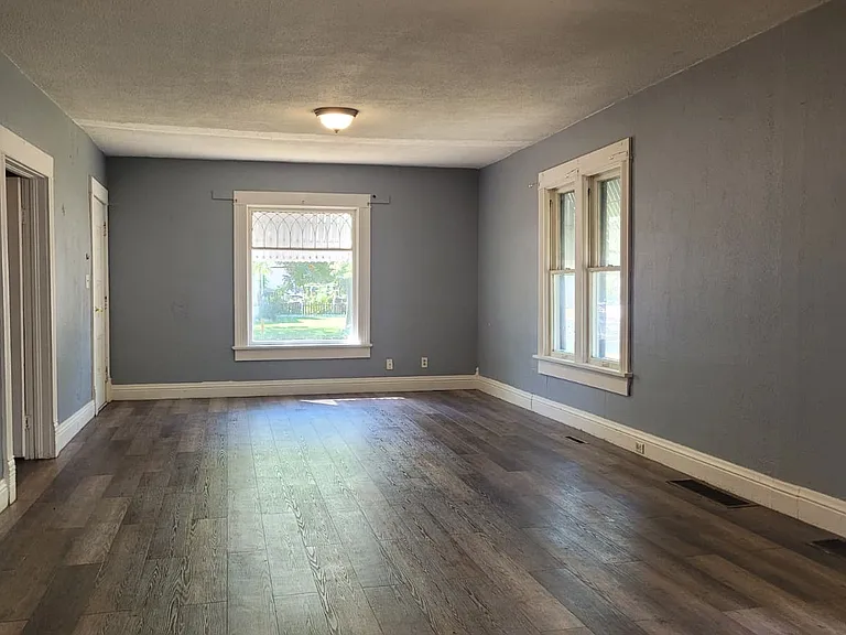 1124 W Koenig St — Photo 7